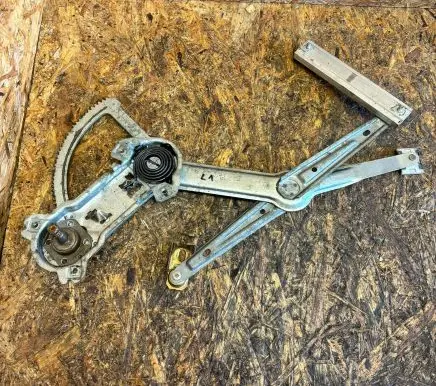 Mercedes-Benz E W124 Front door manual window regulator 