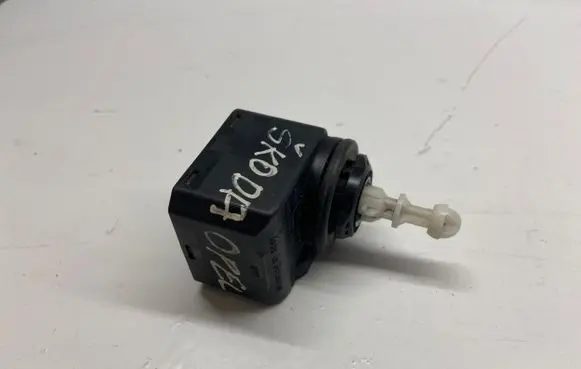 Volkswagen Golf V Headlight level adjustment motor 0088300