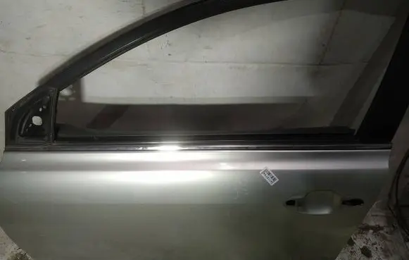 Toyota Avensis T250 Front door glass trim molding 