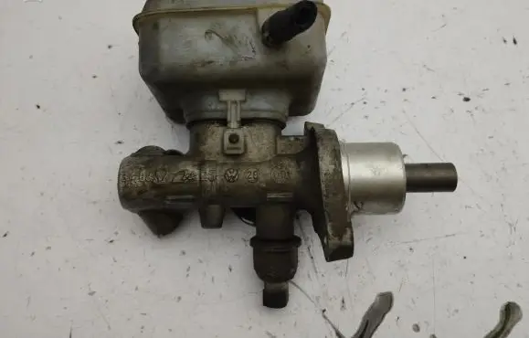 Volkswagen Golf IV Master brake cylinder 1J1611301B