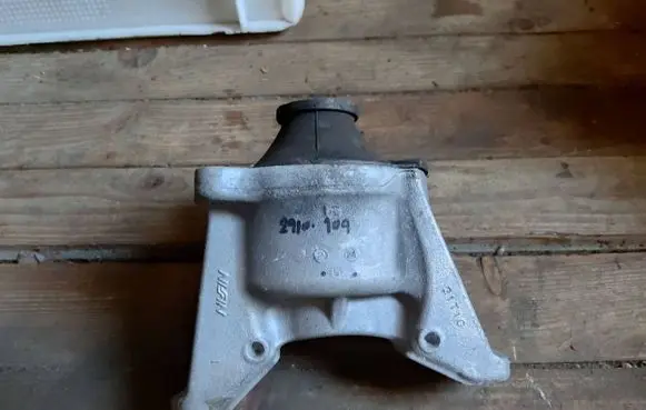 Honda CR-V Engine mount bracket
