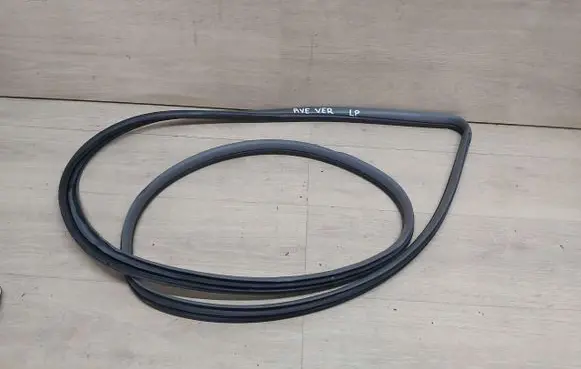 Toyota Avensis Verso Rubber seal sliding door (on door) AVUSZCZELKADRZWILP