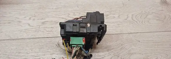 Peugeot 307 Fuse module 964310098000