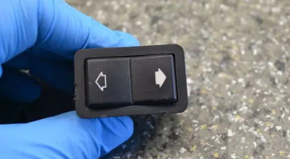 BMW 5 E39 Electric window control switch 8368974