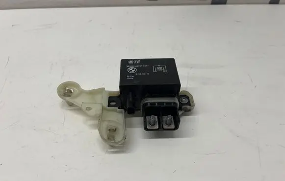 BMW 5 G30 G31 G38 Coolant fan relay 6836504