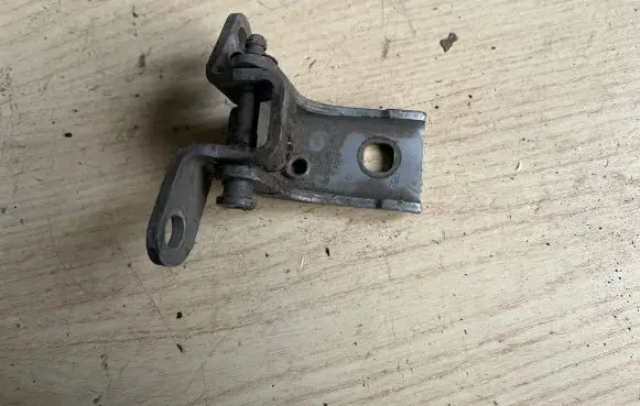 Ford Mondeo Mk III Front door upper hinge 71S7AF22800AB