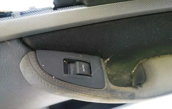 Toyota Avensis T250 Electric window control switch