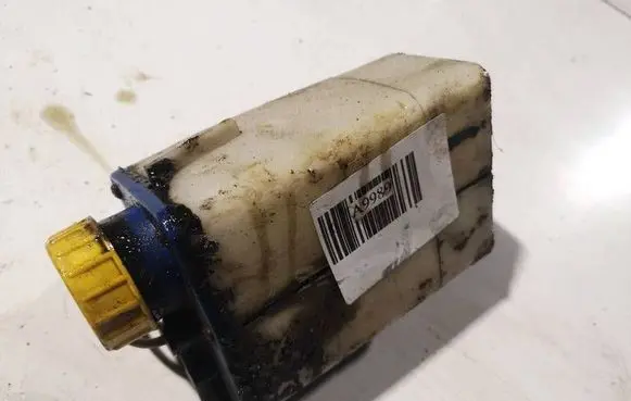 Honda CR-V Brake fluid reservoir 