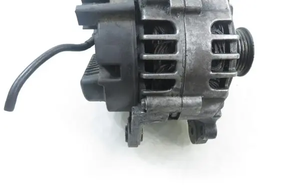 Volkswagen Polo IV 9N3 Generator/alternator 03D903025J