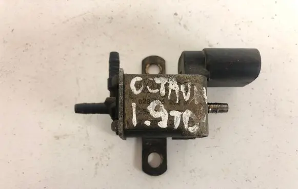 Skoda Octavia Mk1 (1U) Vacuum valve 028906283N