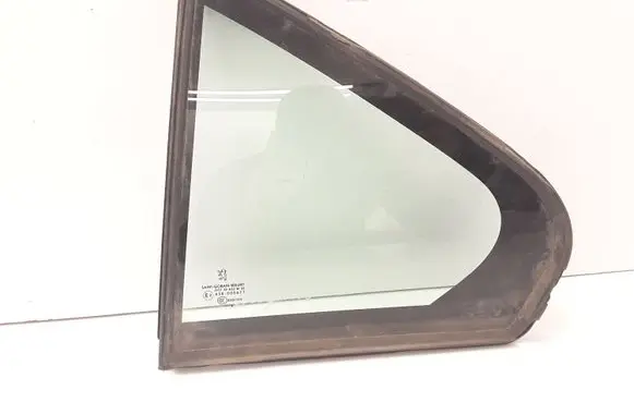 Peugeot 607 Rear vent window glass 43R000677 DOT39 AS2