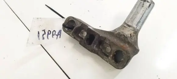 Volkswagen Golf V Engine mounting bracket