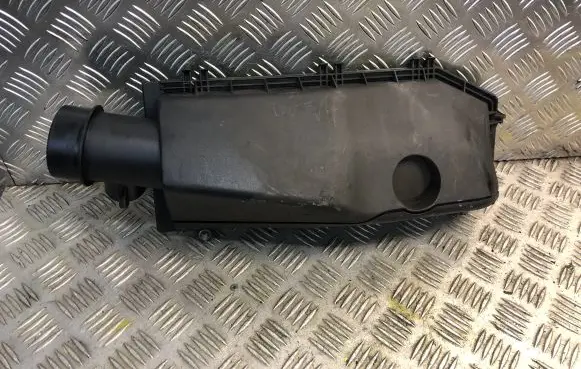 Mercedes-Benz C W203 Air filter box cover 9639097