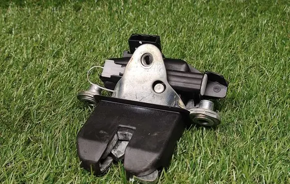 Skoda Fabia Mk2 (5J) Tailgate/trunk/boot lock/catch/latch 5J0827501D