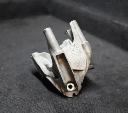 Volkswagen Touareg I Engine mounting bracket 070199308A