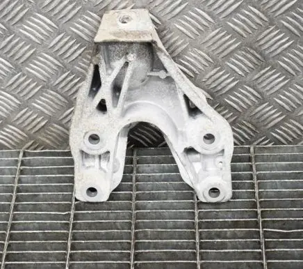 BMW 1 F20 F21 Engine mounting bracket 6789093