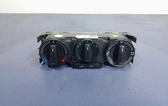 Skoda Fabia Mk3 (NJ) Climate control unit 6V0820045C