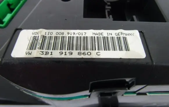 Volkswagen PASSAT B5 Speedometer (instrument cluster) 3B1919860C