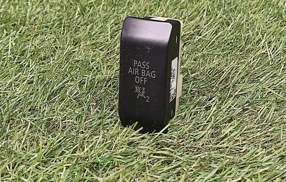 Passenger airbag on/off switch