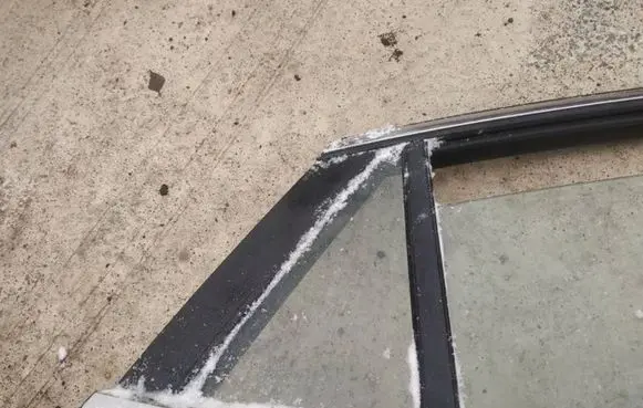 Rear vent window glass