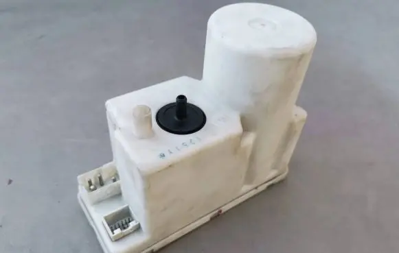 Audi 80 90 S2 B4 Central locking vacuum pump 4A0862257H