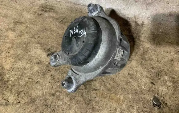 Engine mount bracket