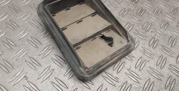 Quarter panel pressure vent