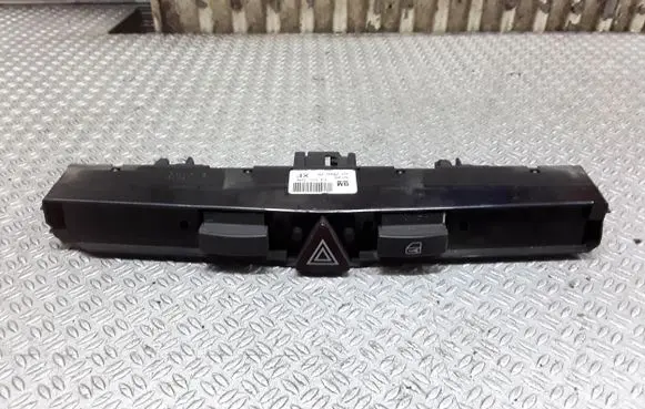Opel Zafira B Hazard light switch 13100105