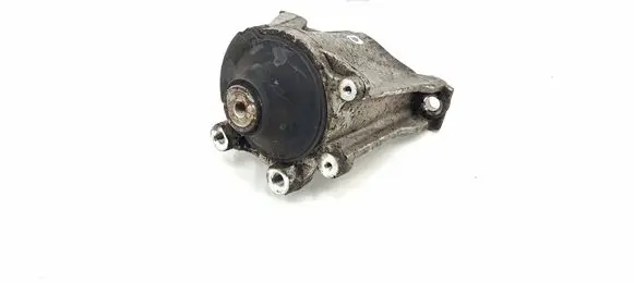 Honda CR-V Engine mount bracket