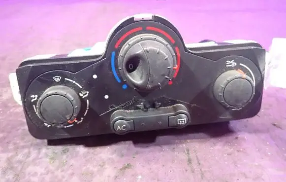 Renault Clio III Climate control unit 