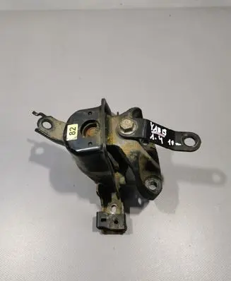 Toyota Yaris Engine mount bracket