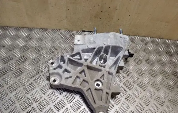 KIA Soul Engine mounting bracket