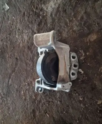 Mazda CX-5 Engine mount bracket
