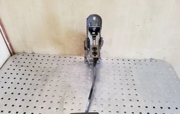 Nissan Pathfinder R51 Brake pedal 