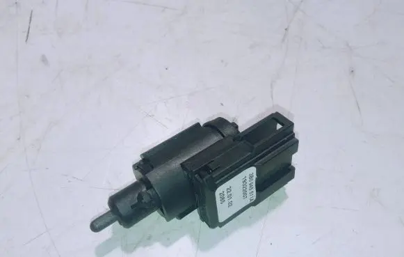 Audi A4 S4 B6 8E 8H Brake pedal sensor switch 3B0945511A 19322007