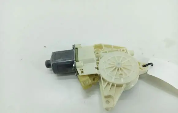 Mercedes-Benz C W204 Front door window regulator motor A2048200142 0130822441