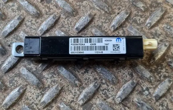 Dodge Charger Aerial antenna amplifier 05064783AA P05064783AA