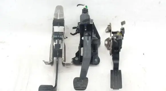 Dacia Sandero II Brake pedal brak