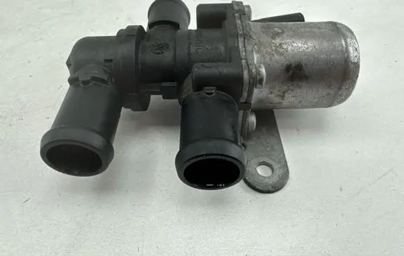 Volkswagen Golf VIII Coolant heater control valve 5Q0906457C