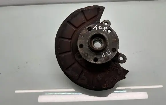 Volkswagen Golf Plus Front wheel hub