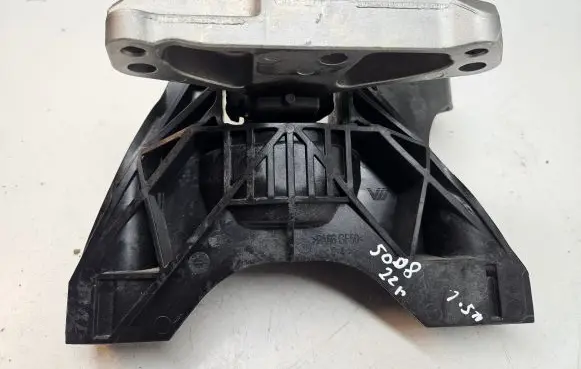 Peugeot 5008 II Engine mount bracket 9820297580