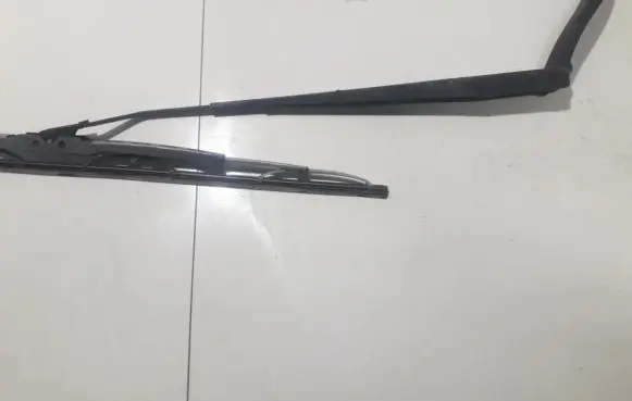 Chevrolet Captiva Front wiper blade arm