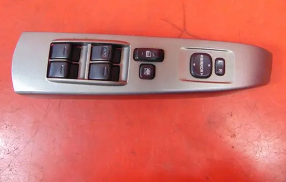 Toyota Prius (NHW20) Electric window control switch 8482047021