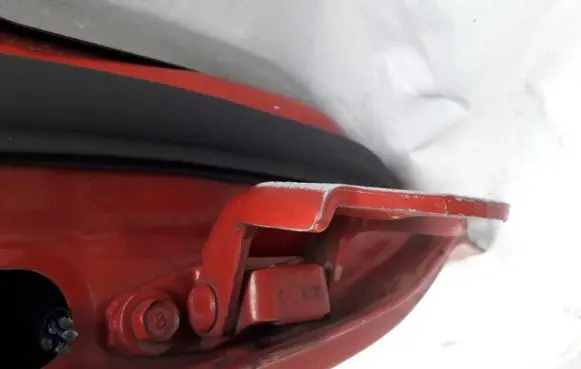 Mitsubishi Lancer Rear door lower hinge