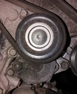 KIA Ceed Generator/alternator belt tensioner 252812A100