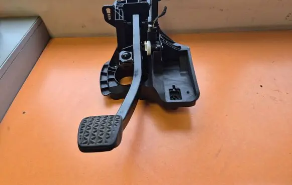 Opel Insignia B Brake pedal 84187606 662575039 2461000000000X
