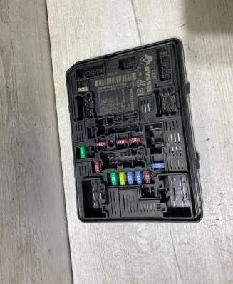 Dacia Sandero III Fuse module 284B76520R