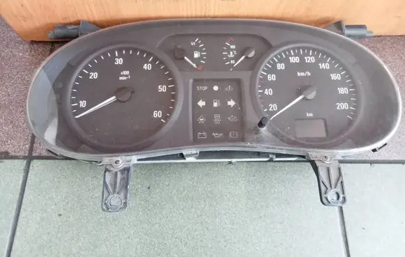 Opel Vivaro Speedometer (instrument cluster) P8200252450A