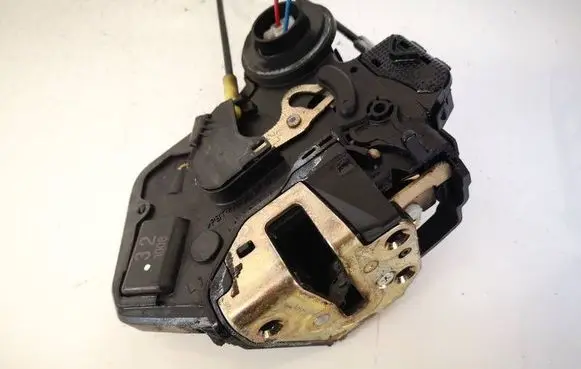 Toyota Corolla Verso E121 Rear door lock 