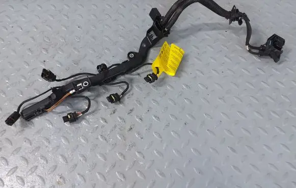 BMW 1 F40 Fuel injector wires 8685853